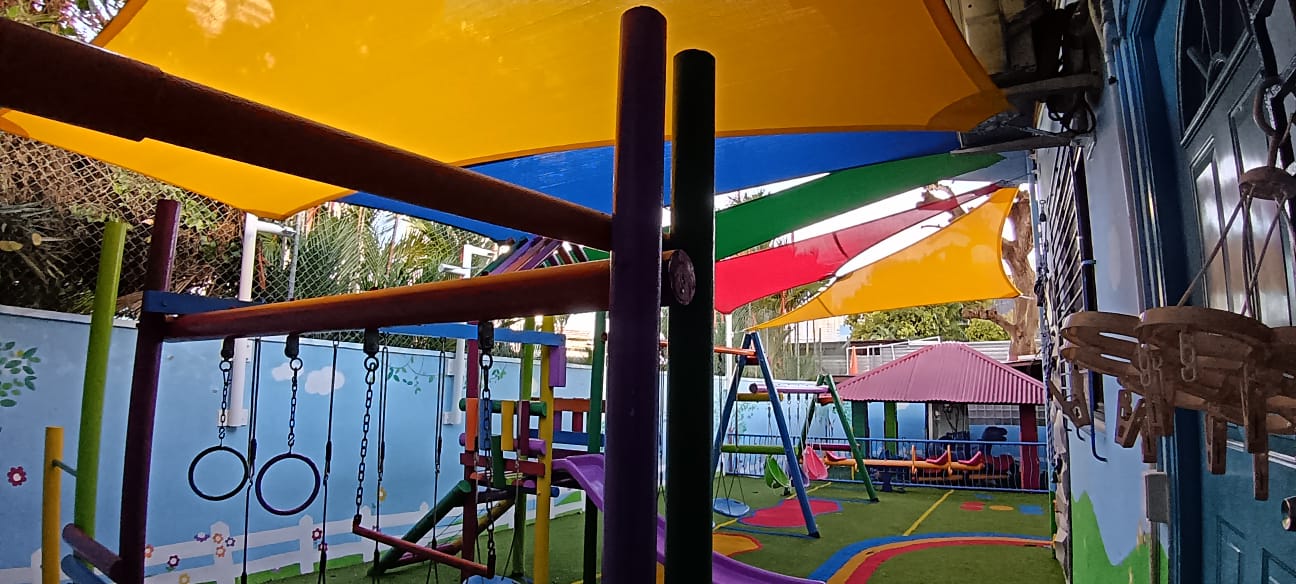 Césped y estructuras de juego